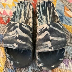 Used adidas adilette 22 slides size 10